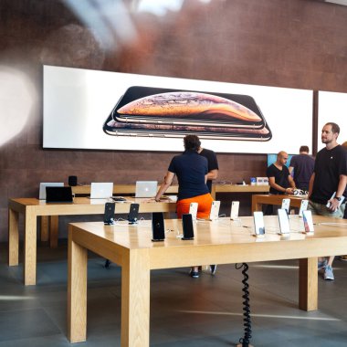 Strasbourg, Fransa - 21 Eylül, 2018: Apple Store yeni en son iphone Xs ve Xs Max ön sipariş Xr ve seyretmek Serisi 4 giyilebilir - sırasından cadde görünümü için hayran içinde satın müşteriler insanlarla