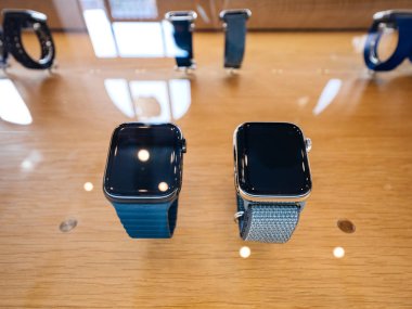 Strasbourg, Fransa - 21 Eylül, 2018: Apple Store iki yeni son Apple Watch serisi 4 giyilebilir kişisel lüks deri ile izlemek ve döngü spor