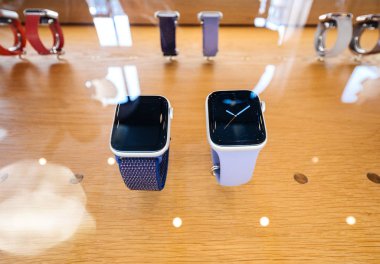 Strasbourg, Fransa - 21 Eylül, 2018: Apple Store yeni son Apple Watch serisi 4 giyilebilir kişisel lüks seyretmek ile deri ve spor döngü