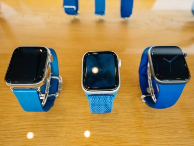 Strasbourg, Fransa - 21 Eylül, 2018: Apple Store yeni son Apple Watch serisi 4 giyilebilir kişisel lüks seyretmek ile deri ve spor döngü