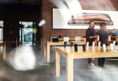 Strasbourg, Fransa - 21 Eylül, 2018: Apple Store yeni en son iphone Xs ve Xs Max ön sipariş Xr ve seyretmek Serisi 4 giyilebilir - sırasından cadde görünümü için hayran içinde satın müşteriler insanlarla