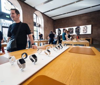 Strasbourg, Fransa - 21 Eylül, 2018: Apple Store yeni son Apple bilgisayarlar seyretmek Serisi 4 giyilebilir akıllı saat - sunu üst üste hayran satın müşteriler insanlarla