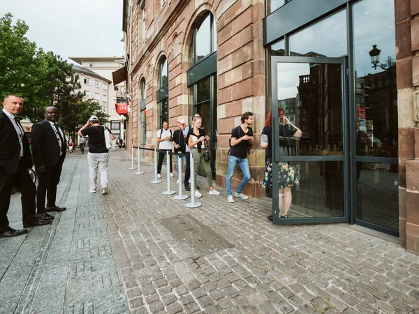 Strasbourg France Sep 2018 Apple Store Customers People Queuing Front — Stock Photo, Image