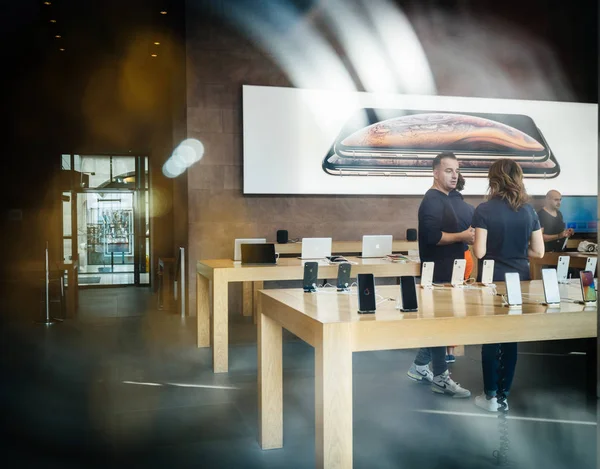 法国斯特拉斯堡 2018年9月21日 苹果商店与顾客购买在里面欣赏新的最新 Iphone 最大预定为 和手表系列4可穿戴的街道看法从队列 — 图库照片