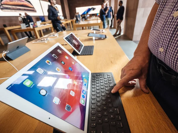 Strasbourg, Fransa - 21 Eylül, 2018: Apple Store yeni son ipad Pro tablet - komuta sizde klavye kapak test hayran satın müşteriler insanlarla