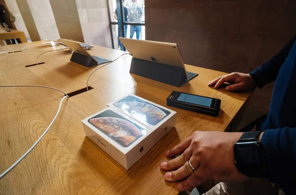 Strasbourg, Fransa - 21 Eylül, 2018: Apple Store ellerle dahi satıcı-adam iki iphone Xs ve Xs Max yakın denize indirmek gün - denize indirmek gün yeni iphone satın alma sırasında