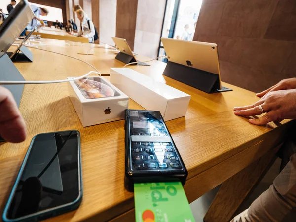 法国斯特拉斯堡 2018年9月21日 客户视角支付苹果商店内最新的 Iphone 最大和手表系列4耐磨 — 图库照片