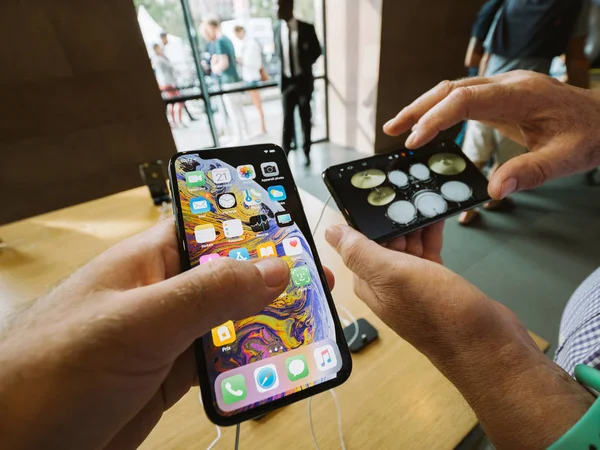 Strasbourg France Sep 2018 Young Senior Men Hands Apple Store — Stock Photo, Image