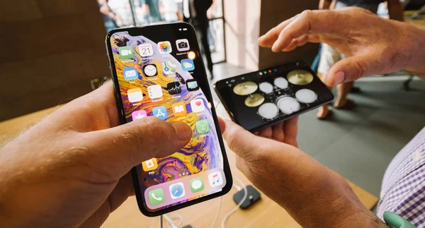 Strasbourg France Sep 2018 Young Senior Men Hands Apple Store — Stock Photo, Image