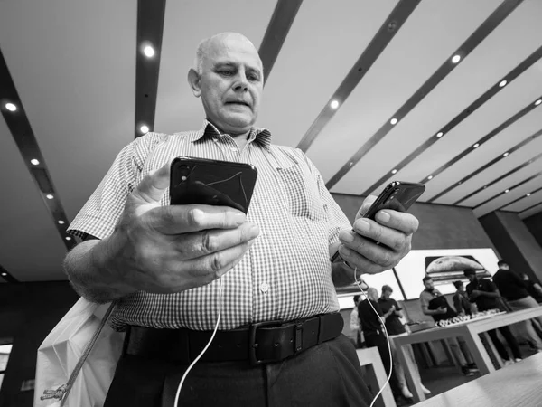 Strasbourg Fransa Eylül 2018 Apple Store Ahppy Kıdemli Erkek Müşteri — Stok fotoğraf