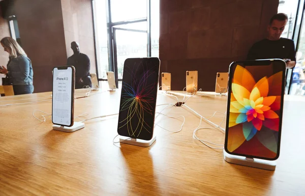 法国斯特拉斯堡 2018年9月21日 苹果专卖店新 Iphone 的一排与顾客购买欣赏新的最新 Iphone 最大预购为 和手表系列4穿戴 — 图库照片