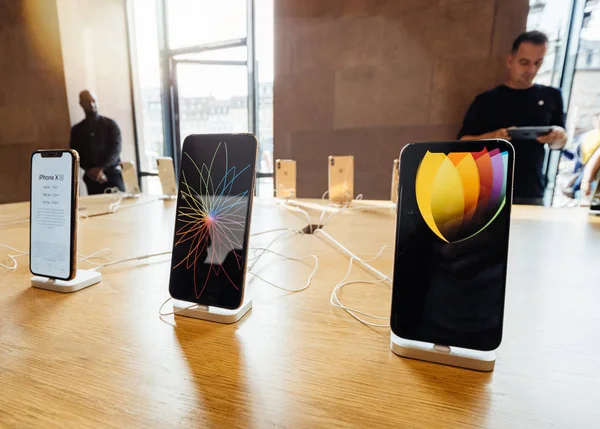 新しい最新の Iphone と時計シリーズ ウェアラブル Max プレオーダーを眺めを購入する顧客の人々 とアップル ストアに新しい Iphone のストラスブール — ストック写真