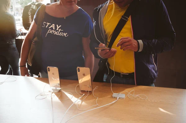 Strasbourg Francia Sep 2018 Pareja Adulta Admirando Los Teléfonos Iphone — Foto de Stock