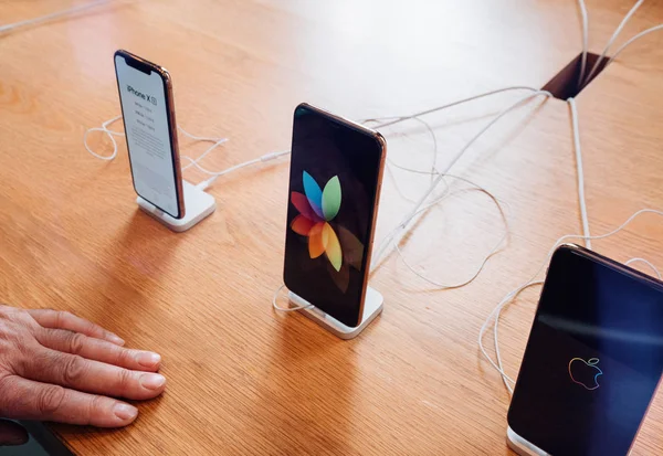 法国斯特拉斯堡 2018年9月21日 苹果商店与资深男性手在木桌在设备前面 欣赏最新的 Iphone 最大预购为 和手表系列4穿戴 — 图库照片
