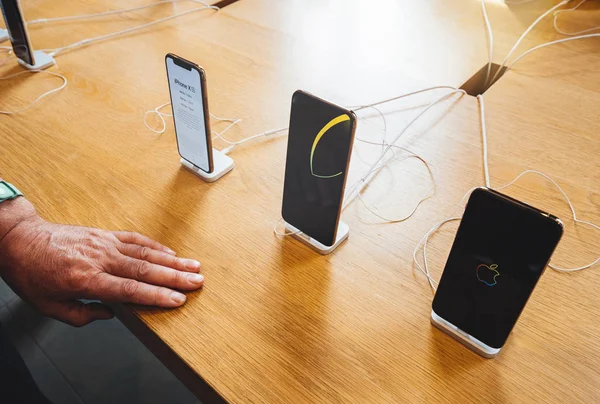 Strasbourg Frankrike Sep 2018 Apple Store Med Ledande Manliga Hand — Stockfoto