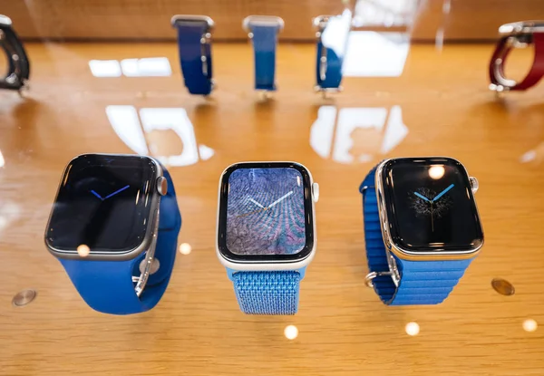法国斯特拉斯堡 2018年9月21日 苹果专卖店新的三最新苹果手表系列4穿戴个人豪华手表与皮革和体育圆环 — 图库照片