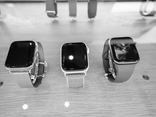 法国斯特拉斯堡 2018年9月21日 苹果专卖店最新的苹果手表系列4可穿戴个人豪华手表 黑白以上视图 — 图库照片