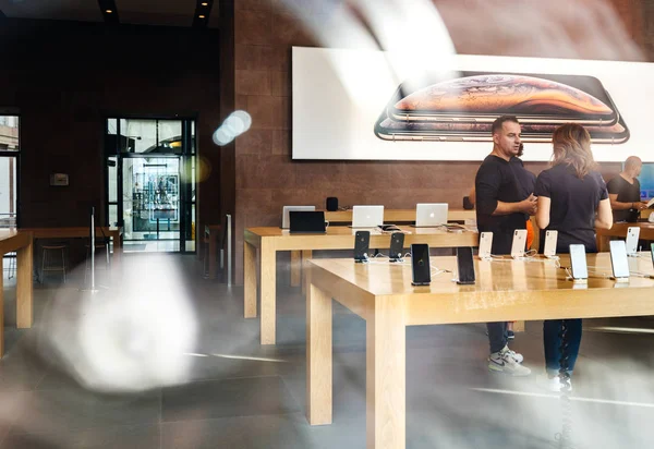 Strasbourg Francia Settembre 2018 Apple Store Con Clienti Che Acquistano — Foto Stock