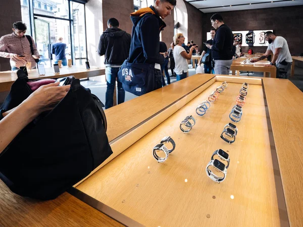 Strasbourg, Fransa - 21 Eylül, 2018: Apple Store yeni son Apple bilgisayarlar seyretmek Serisi 4 giyilebilir akıllı saat - sunu üst üste hayran satın müşteriler insanlarla