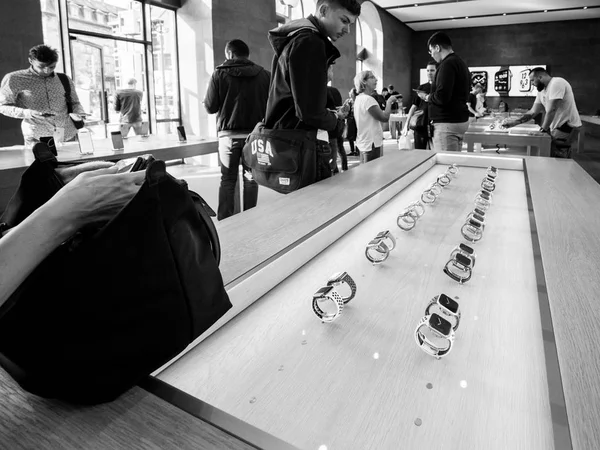 Strasbourg França Sep 2018 Apple Store Com Clientes Comprando Admirando — Fotografia de Stock