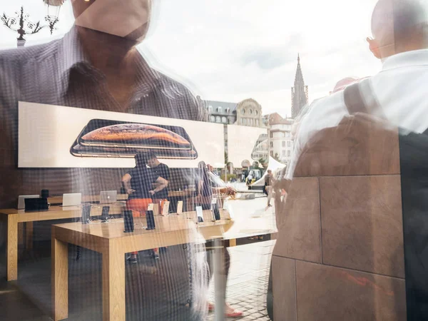 Страсбург Франція Вер 2018 Apple Store Клієнтами Людей Купують Всередині — стокове фото