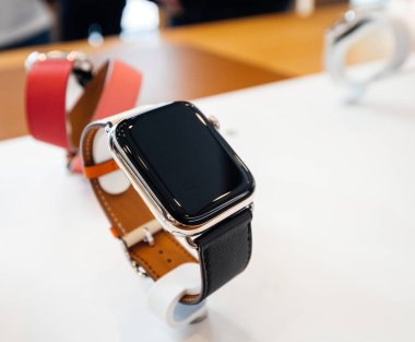 Strasbourg, Fransa - 21 Eylül, 2018: Apple Store ürün kahramanı son seyretmek Serisi 4 takılabilir