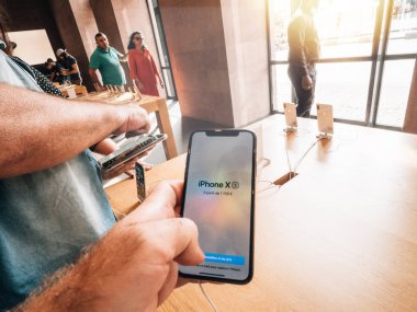 Strasbourg, Fransa - 21 Eylül, 2018: Apple Store meraklı müşteriler insanlar elleriyle yeni en son iphone Xs ve Xs Max preorder Xr ve seyretmek Serisi 4 takılabilir için hayran tutarak satın alma