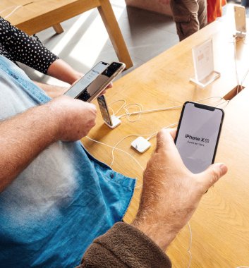 Strasbourg, Fransa - 21 Eylül, 2018: Apple Store yeni en son iphone Xs ve Xs Max preorder Xr ve seyretmek Serisi 4 takılabilir için hayran tutarak satın müşteriler insanlar elleriyle