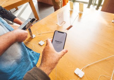 Strasbourg, Fransa - 21 Eylül, 2018: Apple Store yeni en son iphone Xs ve Xs Max preorder Xr ve seyretmek Serisi 4 takılabilir için hayran tutarak satın müşteriler insanlar elleriyle