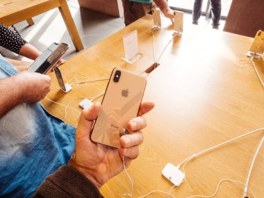 Strasbourg, Fransa - 21 Eylül, 2018: Apple Store son altın iphone Xs ve Xs Max preorder Xr ve seyretmek Serisi 4 takılabilir için tutan merak erkek el ile