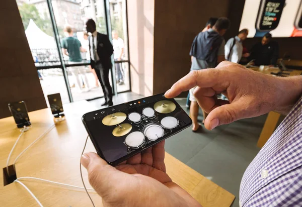 Strasbourg Francia Sep 2018 Hombre Mayor Usando Batería Aplicación Creación —  Fotos de Stock