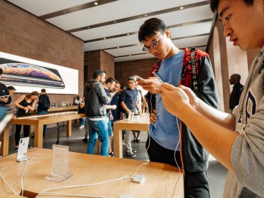 Strasbourg, Fransa - 21 Eylül, 2018: Modern Apple Store yeni en son iphone Xs ve Xs Max preorder Xr ve seyretmek Serisi 4 takılabilir için hayran satın müşteriler insanlarla