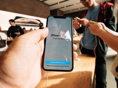 Strasbourg, Fransa - 21 Eylül, 2018: Apple Store yeni en son iphone Xs ve Xs Max preorder Xr ve seyretmek Serisi 4 giyilebilir Pov Xs modeli, hayran satın müşteriler insanlarla
