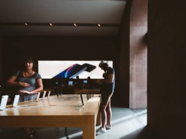 Strasbourg, Fransa - 21 Eylül, 2018: Ufuk siluetleri Apple Store yeni en son iphone Xs ve Xs Max preorder Xr ve seyretmek Serisi 4 giyilebilir için hayran satın müşteriler insanların içinde