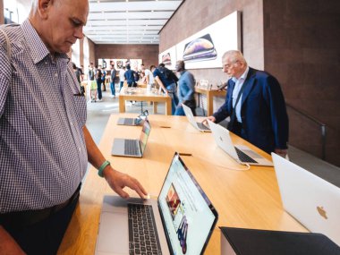 Strasbourg, Fransa - 21 Eylül, 2018: Aplle Macbook Pro 15 2018 dizüstü bilgisayarlar Apple Store - son laptop özellikleri yeni bir Intel işlemci test iki meraklı yaşlılar adam 4 tb Nvme Ssd ve 32 Gb Ram