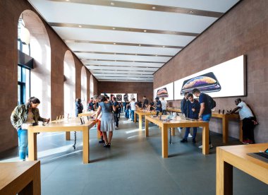 Strasbourg, Fransa - 21 Eylül, 2018: Geniş görüş Apple Store yeni en son iphone Xs ve Xs Max preorder Xr ve seyretmek Serisi 4 takılabilir için hayran satın müşteriler insanlarla