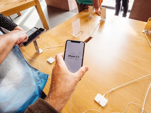 Страсбург Франція Вер 2018 Apple Store Цікавий Клієнтами Людей Руками — стокове фото