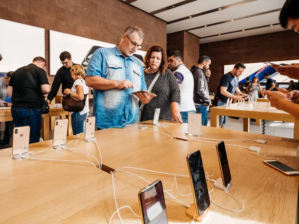 Στρασβούργο Γαλλία Σεπ 2018 Ζευγάρι Στο Apple Store Θαυμάζοντας Την — Φωτογραφία Αρχείου