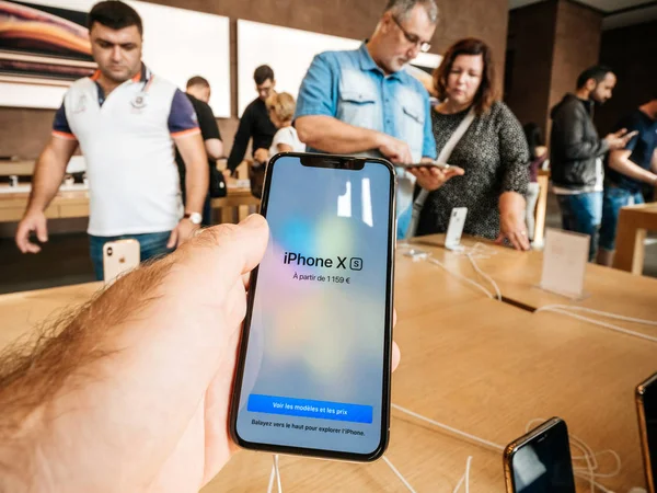 Strasbourg Francia Settembre 2018 Apple Store Con Clienti Che Acquistano — Foto Stock