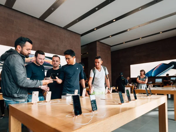 Страсбург Франція Вер 2018 Genius Apple Apple Store Клієнтами Людей — стокове фото