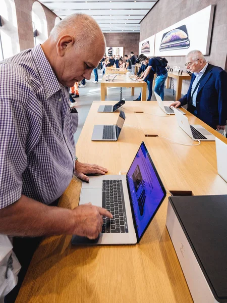 Strasbourg Francia Sep 2018 Dos Hombres Mayores Probando Aplle Macbook —  Fotos de Stock