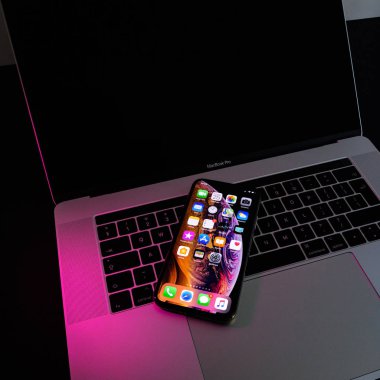 Paris, Fransa - 25 Eylül, 2018: Yeni iphone Xs ve Xs Max smartphone modeli Apple bilgisayarlar tarafından kapatın. En yeni altın elma Iphone üstünde Macbook yandaş 15 laptopkeyboard pembe pembe ışık