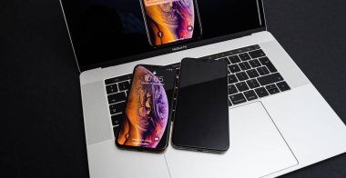 Paris, Fransa - 25 Eylül, 2018: Yeni iphone Xs ve Xs Max akıllı telefonlar modeli Apple bilgisayarlar tarafından resmi Apple Macbook pro dizüstü bir siyah ekran ekran ile 15 inç klavye için Kapat