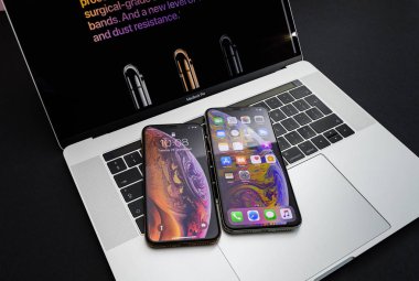 Paris, Fransa - 25 Eylül, 2018: Yeni iphone Xs ve Xs Max akıllı telefonlar modeli Apple bilgisayarlar tarafından yakın çekim fotoğraf üstünde belgili tanımlık klavye Apple Macbook pro dizüstü 15 inç apllpaper ve ev uygulamaları