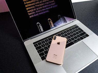 Paris, Fransa - 25 Eylül, 2018: Yeni iphone Xs ve Xs Max smartphone modeli Apple bilgisayarlar tarafından yakından cihazın en yeni altın elma Iphone üstünde Macbook pro klavye