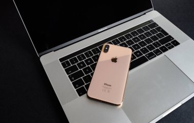 Paris, Fransa - 25 Eylül, 2018: Yeni iphone Xs ve Xs Max smartphone modeli Apple bilgisayarlar tarafından yakından cihazın en yeni altın elma Iphone üstünde Macbook pro klavye