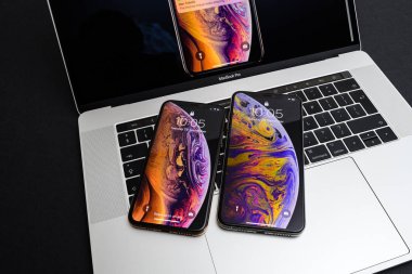 Paris, Fransa - 25 Eylül, 2018: Yeni iphone Xs ve Xs Max akıllı telefonlar modeli Apple bilgisayarlar tarafından resmi Apple Macbook pro dizüstü 15 inç - duvar kağıdı sıvı klavye için Kapat