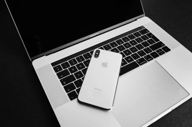 Paris, Fransa - 25 Eylül, 2018: Yeni iphone Xs ve Xs Max smartphone modeli Apple bilgisayarlar tarafından yakından cihazın en yeni altın elma iphone üstünde Macbook pro klavye - siyah ve beyaz