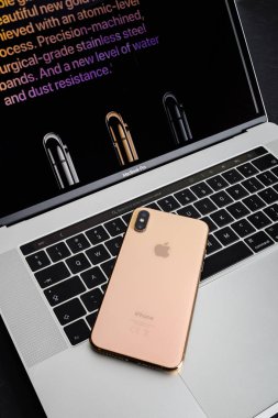 Paris, Fransa - 25 Eylül, 2018: Yeni iphone Xs ve Xs Max smartphone modeli Apple bilgisayarlar tarafından yakından cihazın en yeni altın elma Iphone üstünde Macbook pro klavye