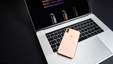 Paris, Fransa - 25 Eylül, 2018: Yeni iphone Xs ve Xs Max smartphone modeli Apple bilgisayarlar tarafından yakından cihazın en yeni altın elma Iphone üstünde Macbook pro klavye